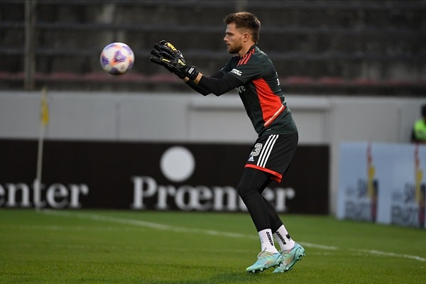 Falha de goleiro do River Plate resulta em gol em amistoso contra o Universidad de Chile; assista