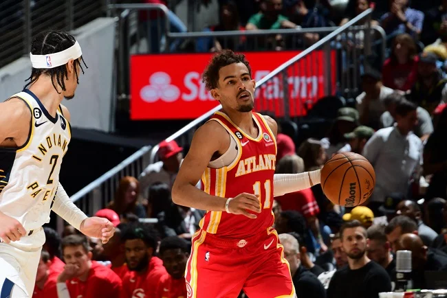 Trae Young é expulso após atirar a bola em árbitro