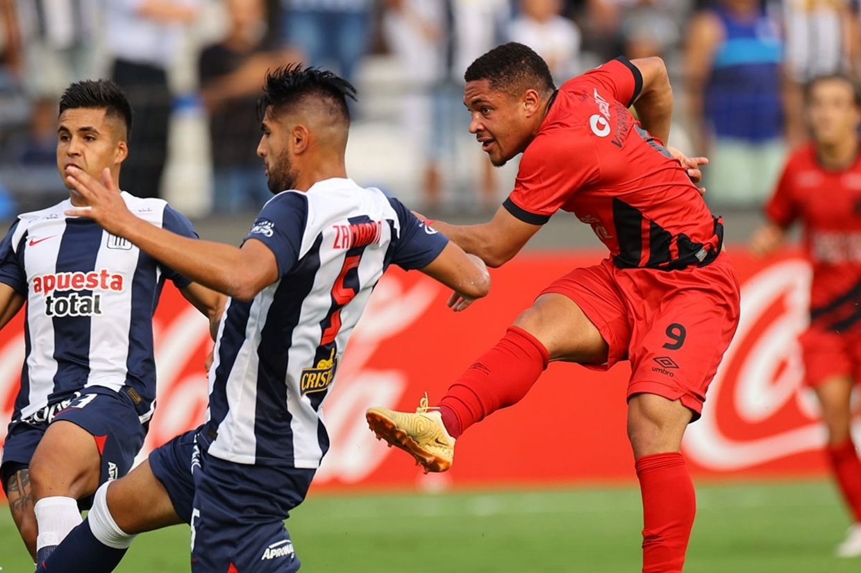 Athletico no aproveita chances, sofre com expulso e s empata com Alianza Lima :: ogol.com.br